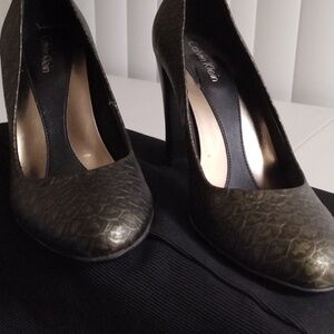 Woman heel by Calvin Klein green size 5 never worn